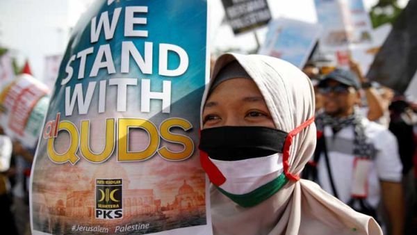  الآلاف يتظاهرون خارج السفارة الأمريكية في العاصمة الإندونيسية جاكرتا