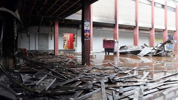 آثار الهجوم على محل تجاري يهودي قرب باريس، 9/01/2018
