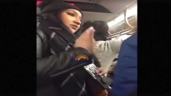 شابة أمريكية من أصل لاتيني تدافع عن زوجين مسلمين