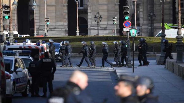 متحف اللوفر في باريس