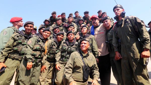 مادورو يقود مناورات في قاعدة فورت باراماكاي في شمالي البلاد