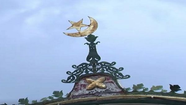 مكان المسجد سري، ويقع أسفل زقاق ويوفر مكاناً آمناً للمتحولين جنسياً 