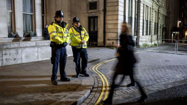 عنصران من الشرطة البريطانية