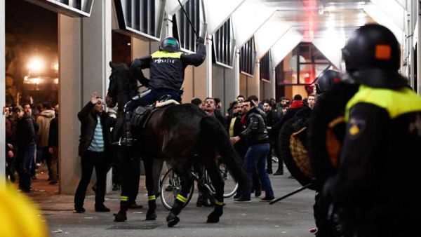الشرطة الهولندية تقمع محتجين أتراك في روتردام