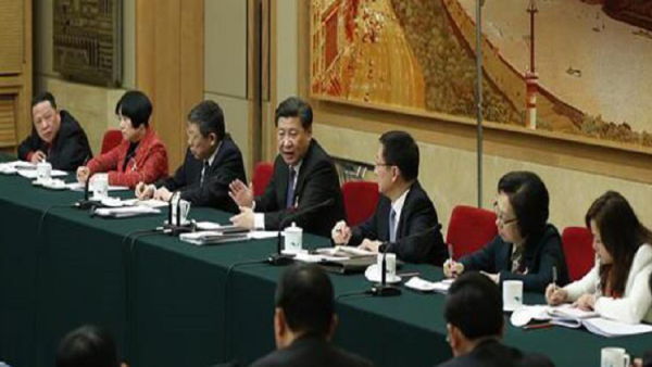 الرئيس الصيني شي جين بينغ خلال مناقشات مجموعة تضم مشرعين من شنغهاي