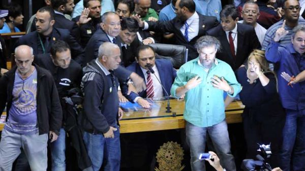 متظاهرون برازيليون يقتحمون مبنى البرلمان ويحتلون قاعته الرئيسية لنحو ثلاث ساعات