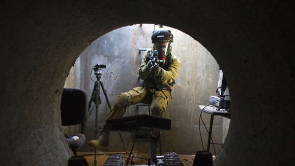 جندي اسرائيلي داخل أحد الأنفاق