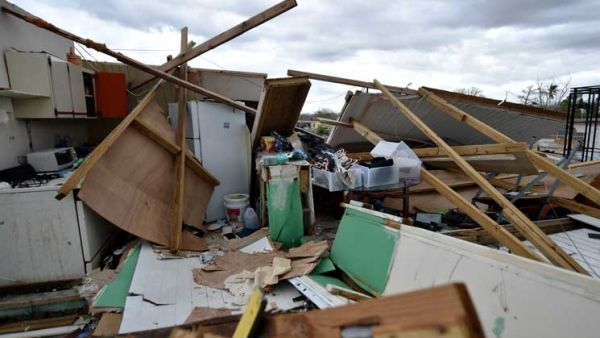 حطام خلفه إعصار “ماريا” الذي ضرب جزيرة بورتوريكو الأمريكية