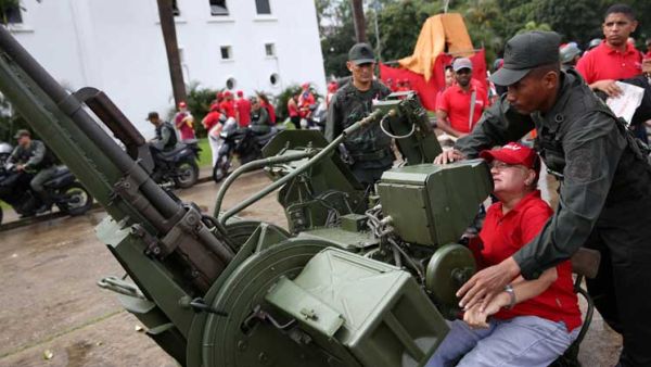 مؤيدون للحكومة الفنزويلية يتدربون على استخدام البنادق وتقنيات القتال 