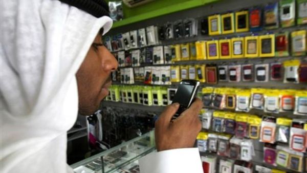 شاب سعودي يختبر بلاكبيري في متجر بجدة/أ.ف.ب