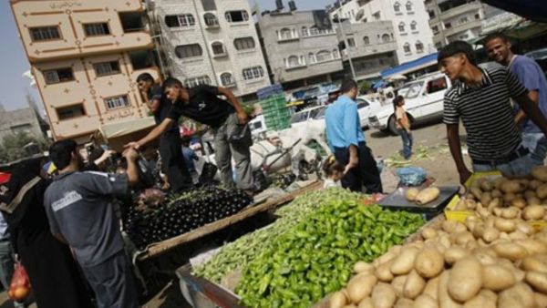 130 و140 شاحنة محملة بالسلع تدخل الى غزة