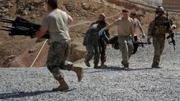 نقل جندي جريح من قوات الناتو في قندهار/أ.ف.ب