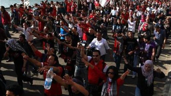 التراس النادي الاهلي يرددون هتافات مناهضة للمجلس العسكري في القاهرة 
