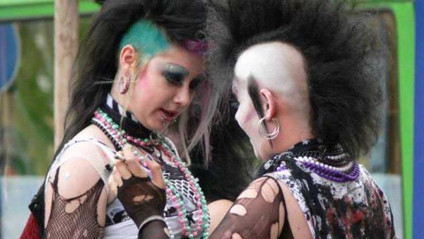 التعارف تم بين اعضاء الجماعة من خلال صفحات "الشات" على موقع "الفيس بوك"