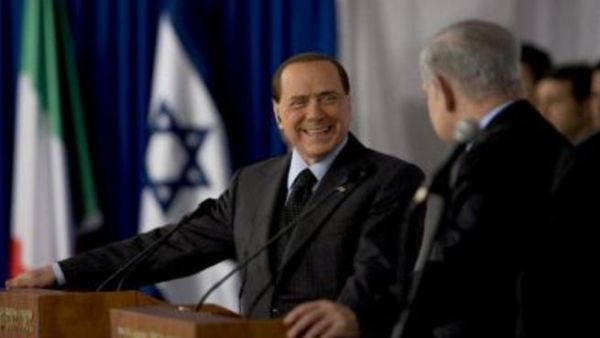 برلوسكوني خلال مؤتمر صحفي مشترك مع رئيس الوزراء الاسرائيلي بنيامين نتانياهو- ارشيف