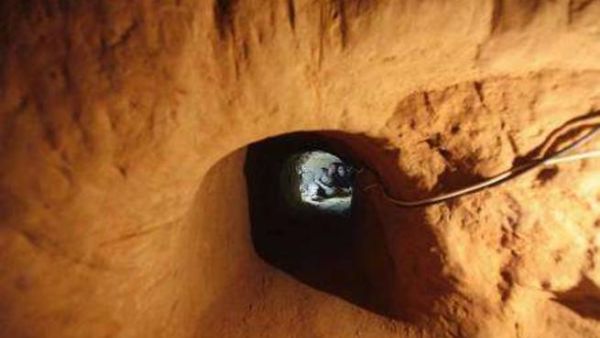 شوهدت مركبات وجنود ينتشرون على طول الحدود