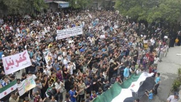 سوريون يتظاهرون في كفر نبل قرب ادلب
