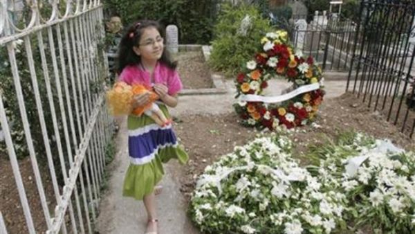 طفلة قرب قبور لبنانيين اتعم المصري بقتلهم