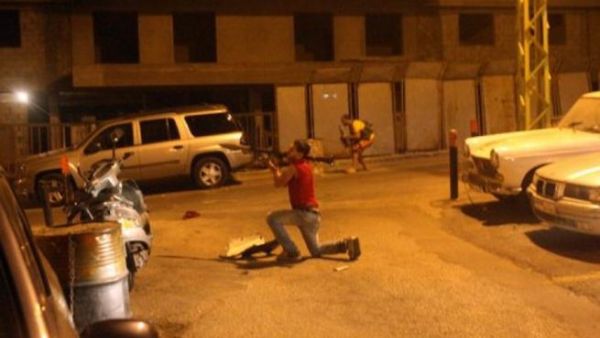 شاب لبناني يطلق صاروخا مضادا للدروع من احد احياء برج ابي حيدر
