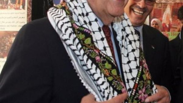 الموفد الاميركي الخاص جورج ميتشل يرتدي الكوفية الفلسطينية في بيت لحم 