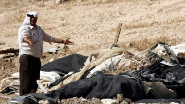 بدوي فلسطيني امام خيمته المدمرة في قرية القادسية