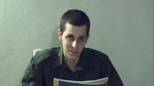 شاليط يحمل الجنسية الفرنسية