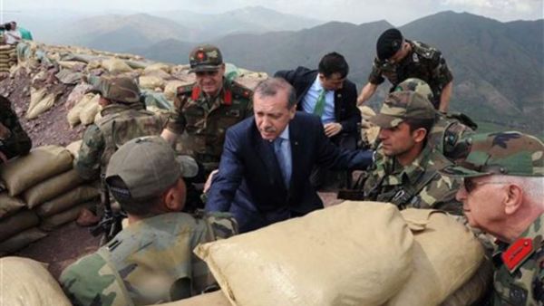 اردوغان يتفقد الجيش التركي