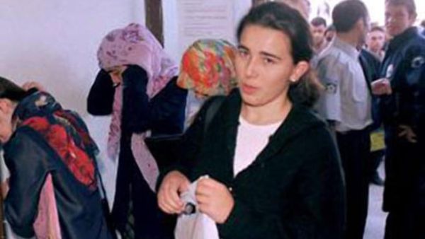 طالبات تركيات يخلعن الحجاب قبيل دخولهن الى الجامعة 