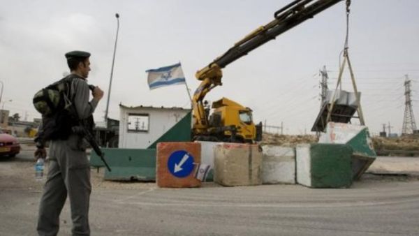 القوات الاسرائيلية تفكك حاجزا في الضفة الغربية 