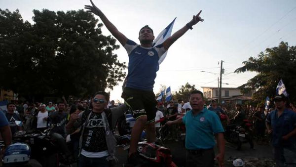 محتجون يطالبون بتنحي رئيس نيكاراغوا بعد اضطرابات خلفت 9 قتلى
