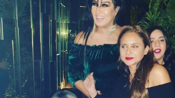 نيللي كريم وفيفي عبده أثناء الاحتفال بعيد الميلاد