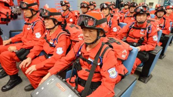 رجال انقاذ يستعدون للتوجه الى المناطق المنكوبة جراء الزلزال في النيبال