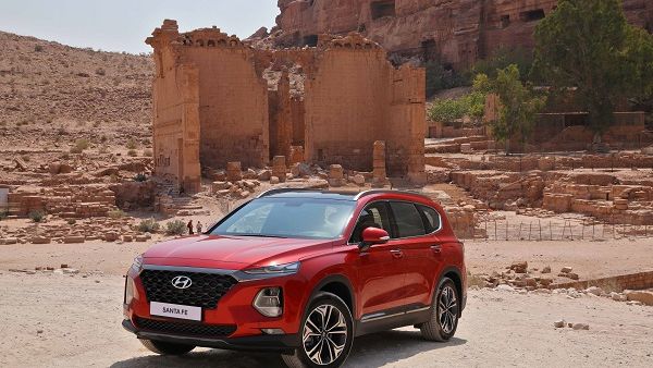 The design of the fourth generation Santa Fe connects with Hyundai’s new SUV family look. The design of the fourth generation Santa Fe connects with Hyundai’s new SUV family look.