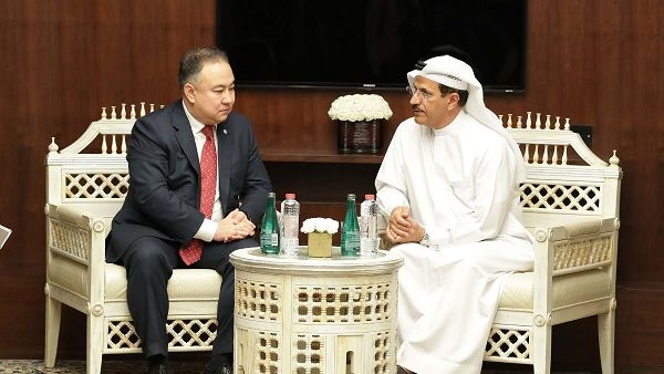 سلطان بن سعيد المنصوري وزير الاقتصاد و مالك مورزالين محافظ منطقة أقمولا بجمهورية كازخستان