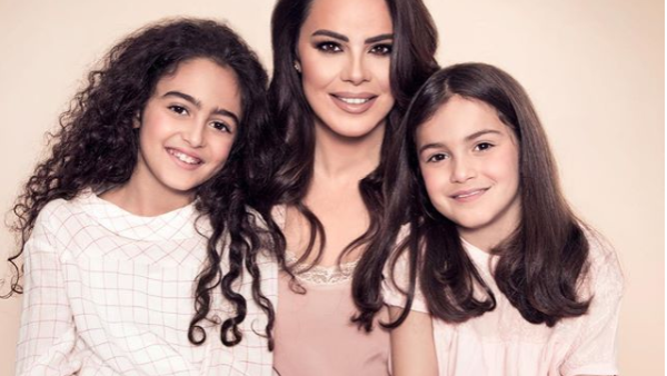 نورما نعوم وابنتيها (instagram.com/normanaoum)