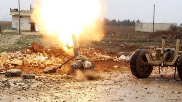 مقاتل من الجيش السوري الحر يطلق قذيفة مدفعية على مقاتلين تابعين للدولة الاسلامية في ريف شمال حلب
