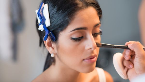 يعتبر الأنف من الأماكن المقلقة للمرأة عند وضع المكياج سواء كان مفلطح أو طويل