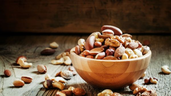 تناول المكسرات يومياً تعمل على انخفاض خطر الإصابة بالسمنة
