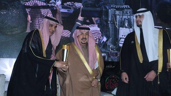فيصل بن بندر آل سعود، أمير منطقة الرياض، يسّلم الدرع لفهد العليان، رئيس مجموعة المسؤولية الاجتماعية. فيصل بن بندر آل سعود، أمير منطقة الرياض، يسّلم الدرع لفهد العليان، رئيس مجموعة المسؤولية الاجتماعية.