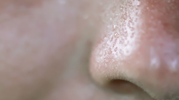 تجتمع الأوساخ الناتجة عن إفرازات الجلد  والمكياج يراكم الدهون على الأنف