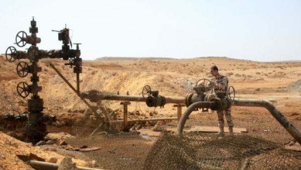 عنصر من القوات النظامية السورية عند بئر نفقط في منطقة تدمر
