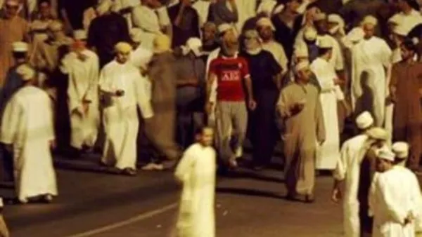 متظاهرون عمانيون يتجمعون خلال تظاهرات في صحار
