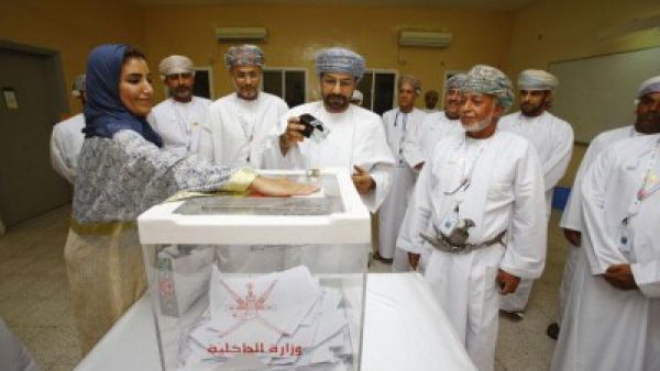 العمانيون ينتخبون اعضاء مجلس الشورى