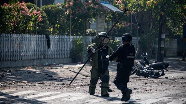 مقتل 9 أشخاص وإصابة 40 جراء تفجيرات استهدفت ثلاث كنائس في إندونيسيا 