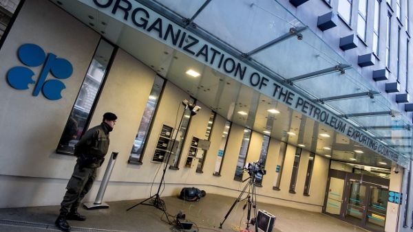 An Austrian soldier stands guard outside the OPEC headquarters in Vienna on November 29, 2016. (Joe Klamar/ AFP)