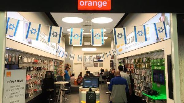 Israelis shop inside a store belonging to Partner, which uses the name of French telecom company Orange, in Jerusalem on June 4, 2015. (AFP/Thomas Coex) 