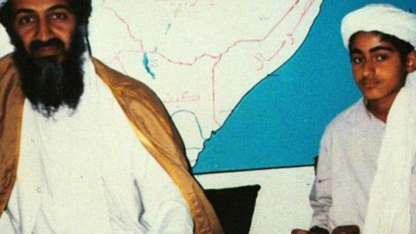 في مطلع نوفمبر(تشرين الثاني) 1998، دانت الحكومة الأمريكية عدداً من عناصر القاعدة لدورهم في تفجيرات السفارتين