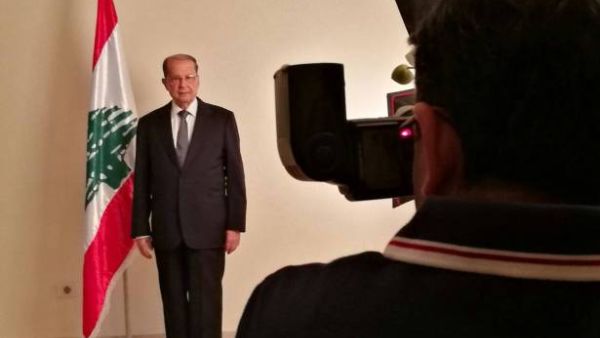 خضعَ عون لجلسة تصوير "رئاسية"