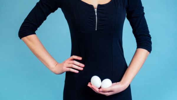 تمرّ المرأة في منتصف عمرها بسن اليأس والذي فيه تتوقّف الدورة الشهرية