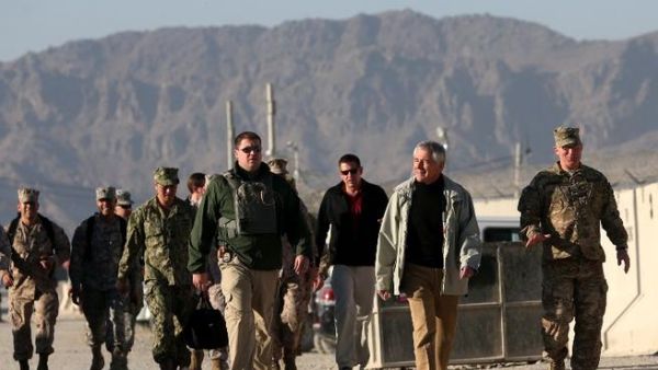  U.S. Secretary of Defense Chuck Hagel (2nd R) arrives to speak to U.S. troops at the Kandahar air base, on December 8, 2013 in Kandahar, Afghanistan.[AFP]